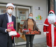 Nikolaus und Sandhäuser Bürgermeister Hakan Günes überreichten Kindergarten Leckereien