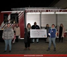 Spendenübergabe durch die Bastelfrauen der Leimener Feuerwehr