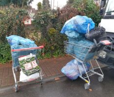 Jetzt schon zwei Penny-„Müllwagen“ – Bürgersteig blockiert
