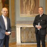 OB Hans Reinwald dankt Michael Helffrich für 5.000 € Spende an Weihnachts- & Sozialfonds