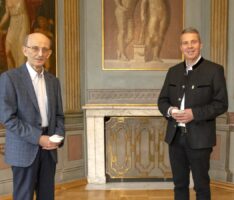 OB Hans Reinwald dankt Michael Helffrich für 5.000 € Spende an Weihnachts- & Sozialfonds