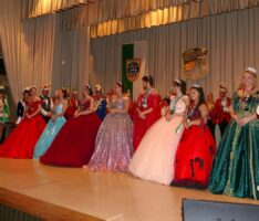Prachtvoller Ordensball des KC Frösche – Jahresorden nimmt Dauerbaustelle aufs Korn