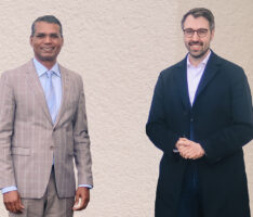 Pfarrer Lourdu und MdB Oppelt: Nicht Hand in Hand, aber sich ergänzend