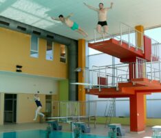 Nervenkitzel: Freier Fall ohne Schirm und Schwimmflügel aus 10,87 Meter Höhe