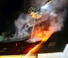 Reihenhaus-Brand in Sandhausen griff um sich – 3 Häuser beschädigt – 500.000€ Schaden