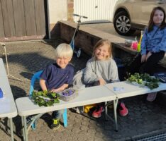 Kalle (5), Lina (7) und Mia (9) bastelten für Ukrainehilfe: Über 100,- € Spendensumme