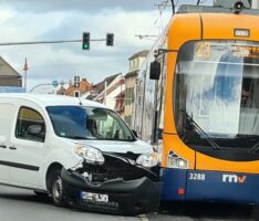 Unfall PKW gegen Straßenbahn vor dem Leimener Brauhaus
