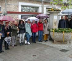Leimener Bärenbrunnen mit Ostergirlande der Landfrauen geschmückt