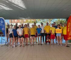 16 x das „Deutsche Rettungsschwimm-Abzeichen Silber“ erfolgreich aufgefrischt