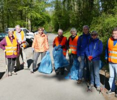 Eine tapfere kleine Schar kämpfte gegen die Vermüllung des Waldes