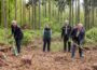 Landrat weist auf die Bedeutung der heimischen Wälder hin und pflanzt drei Bäume