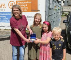 Kalle (5), Lina (7) und Mia (9) bastelten für Ukrainehilfe: 199,- € Spende für Tafel