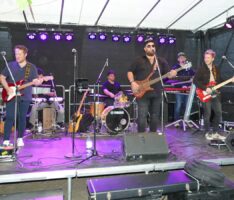 Diljemer Frühling: Gemütlicher Festplatz „Neue Mitte“ – Gut besuchter Sommertagszug