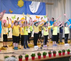 Leimener Seniorenfrühling mit Auftritten von KiGa-Kindern und Dianas Cha Cha Club