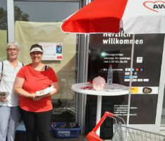 Sandhäuser helfen AWo – Samstags-Sammlung bringt 13 Kisten Lebensmittel und 183,- €