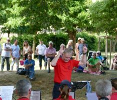 Platzkonzert der Stadt- und Feuerwehrkappelle im kühlen Schatten des Menzerparks