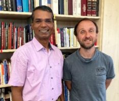 Pfarrer Lourdu im Dialog mit Martin Kohler, Träger des dt. Lehrkräftepreises