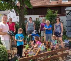 Leimen-legt-los verschönerte die kleine Grünanlage an der Falltorweg-Spitze