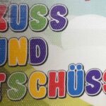 "Kuss und Tschüss"-Schul-Bahnsteig: Zwei fehlende Pünktchen werden heiß diskutiert