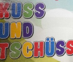 „Kuss und Tschüss“-Schul-Bahnsteig: Zwei fehlende Pünktchen werden heiß diskutiert