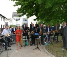 SAP-Bigband spielte zum 75. Gründungstag des ev. Posaunenchores im Kirchgarten