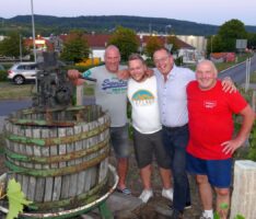 Leimener Muskeltier-Quartett rettet die Kreiselehre: Weinpresse steht wieder