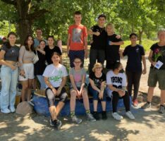 Otto-Graf-Realschule: Achtklässler werten Schulhof mit Sitz-Lounge und Bank auf