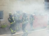 Vorzeigeeinsatz: Leimener Feuerwehr „rettet“ drei Personen aus brennendem Haus