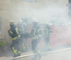 Vorzeigeeinsatz: Leimener Feuerwehr „rettet“ drei Personen aus brennendem Haus