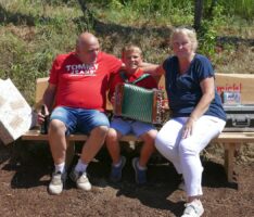 Stather’s feierten 40. Hochzeitstag im Weinberg – Eigene Sitzbank als Geschenk