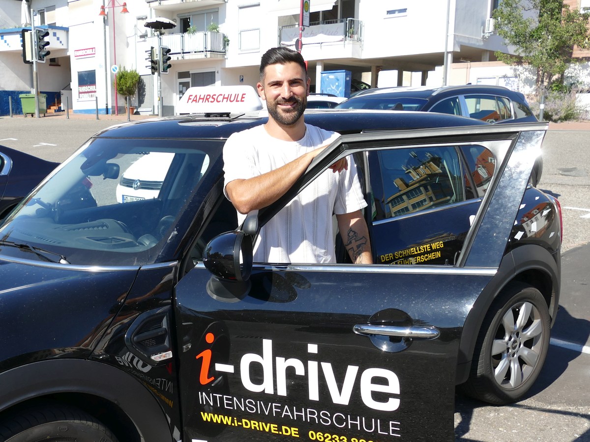 Fame: Leimener Fahrlehrer Lukas Can mit über 20 Millionen Aufrufen auf  TikTok - Leimen-Lokal