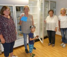 Frauen- und Seniorenkreis spendet an die Tafel – Selbst Grundnahrungsmittel fehlen!