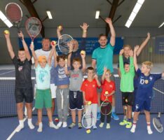 Ferienprogramm beim Tennis-Club – </br>Bei Dauerregen ging’s in die Halle