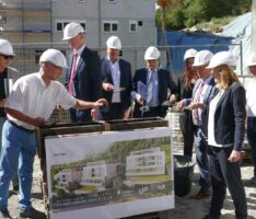 Corona-verspätete Grundsteinlegung für 21 Wohnungen in Leimener Heltenstaße