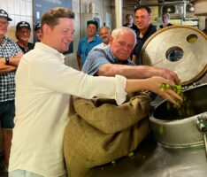 Hopfenbauern gaben gemeinsam mit Welde-Chef frischen Hopfen in den ersten Sud