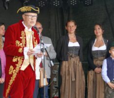 „KERWE- und KUSS!“ Schlossherr Wolfgangs Kerwerede