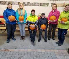 Kürbisse im Wald, das gab es noch nie. Eine Ausstellung zum Erwandern
