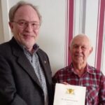 Michael Reinig gratulierte Emil Schöck im Namen der Stadt zum 90. Geburtstag