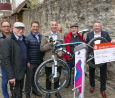 Sparkassenspende: Neue Fahrrad-Servicestation am Georgi-Marktplatz eingeweiht