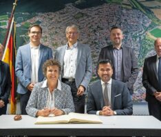 Regierungspräsidentin Sylvia M. Felder trägt sich ins Goldene Buch Sandhausens ein