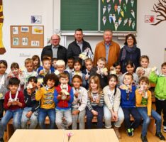 VdK Sozialverband stattete Erstklässler der Turmschule mit Reflektor-Bärchen aus