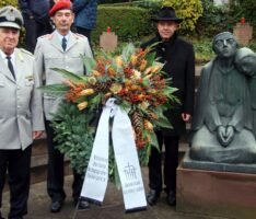 Gedenken an die Opfer der Kriege – Kranzniederlegung am Bergfriedhof-Ehrenmal