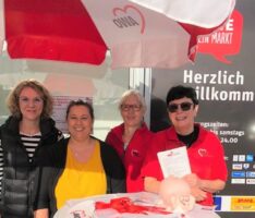 Sandhäuser AWo-Lädle sammelt Spenden vor REWE und sagt „DANKE“