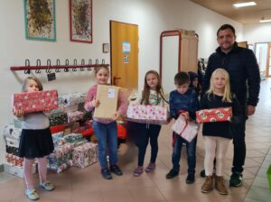 Die Schlossberg-Kinder packen für den Weihnachtspäckchen-konvoi