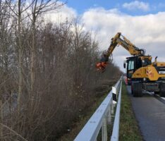 Gehölzpflege entlang der Straßen im Herbst und Winter – Hackschnitzel werden vermarktet