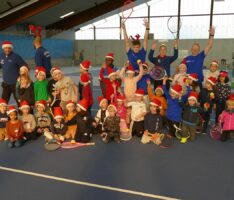 Boris-Becker-Halle: Der Nikolaus kam zur Ballschule der Tenniskinder