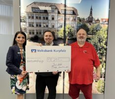 Die Volksbank Kurpfalz eG hilft dem AWO Lädle mit 250 € Spende