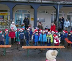 Weihnachtsfeeling beim Angellocher Adventssingen mit Bratwurst und Glühwein