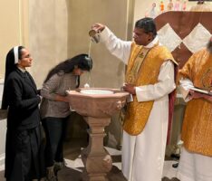 Pfarrer Lourdu taufte ehemalige Hinduistin Niveditha Vincent in der Christmette