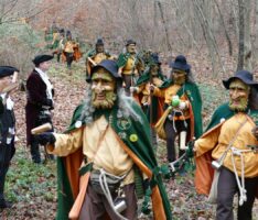 Vier Schuss Salut und die Nußlocher Gajemänndel kamen aus der Hohl